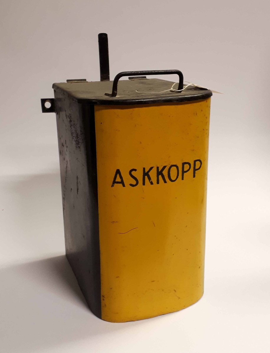 Askkopp av plåt. Handtag på locket och på sidan.