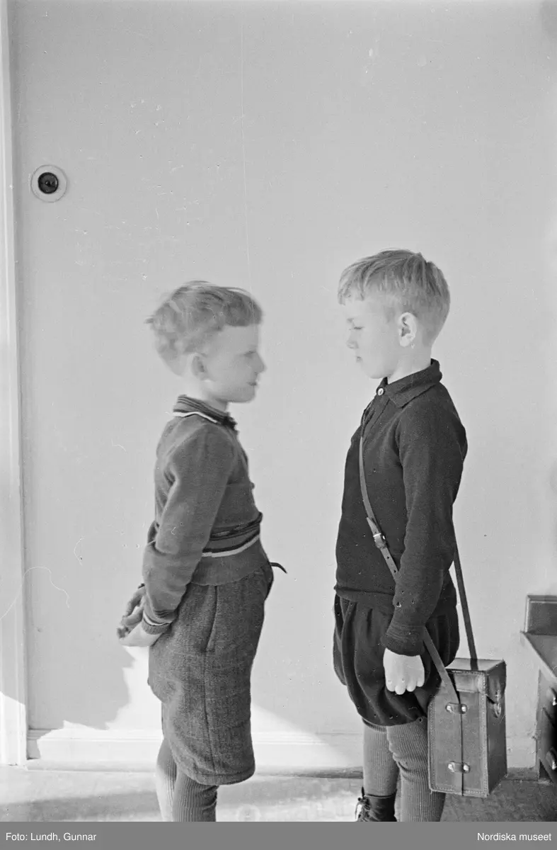 Motiv: H.S.B.s hus i kvarteret "Marmorn" på Skinnarviksbergen lekstugan (HSB);
Lekande barn, ett barn leker med en björn, en rad med handdukar,en hatthylla med kläder och portföljer, exteriör av hyreshus, en hund står på en klippa, passagerare stiger av en båt med skylt "Kungsholmstorg".

Motiv: H.S.B.s hus i kvarteret "Marmorn" på Skinnarviksbergen lekstugan (HSB);
Porträtt av ett barn, krukväxter i ett fönster.