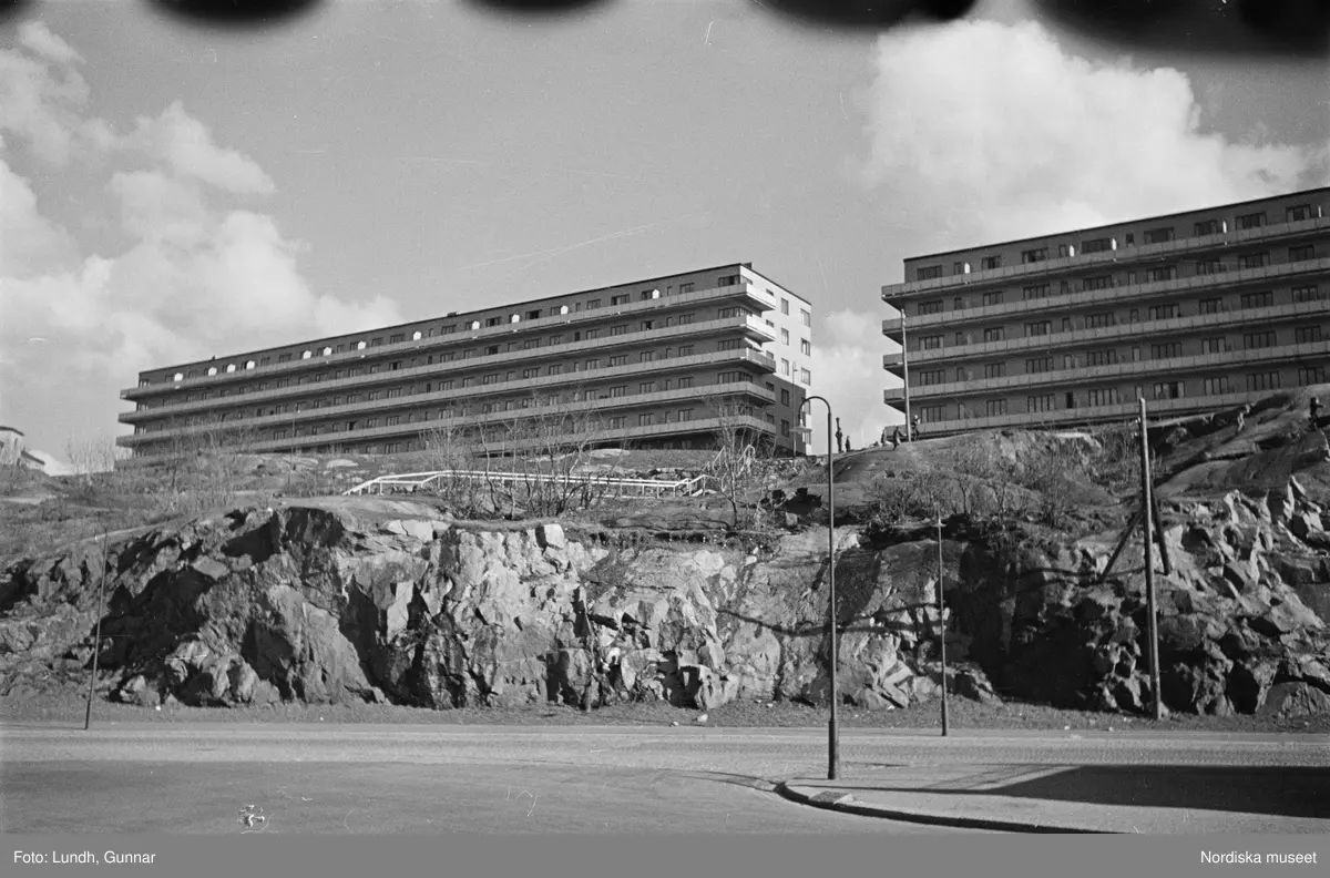 Motiv: H.S.B.s hus i kvarteret "Marmorn" på Skinnarviksbergen lekstugan (HSB);
Lekande barn, ett barn leker med en björn, en rad med handdukar,en hatthylla med kläder och portföljer, exteriör av hyreshus, en hund står på en klippa, passagerare stiger av en båt med skylt "Kungsholmstorg".

Motiv: H.S.B.s hus i kvarteret "Marmorn" på Skinnarviksbergen lekstugan (HSB);
Porträtt av ett barn, krukväxter i ett fönster.