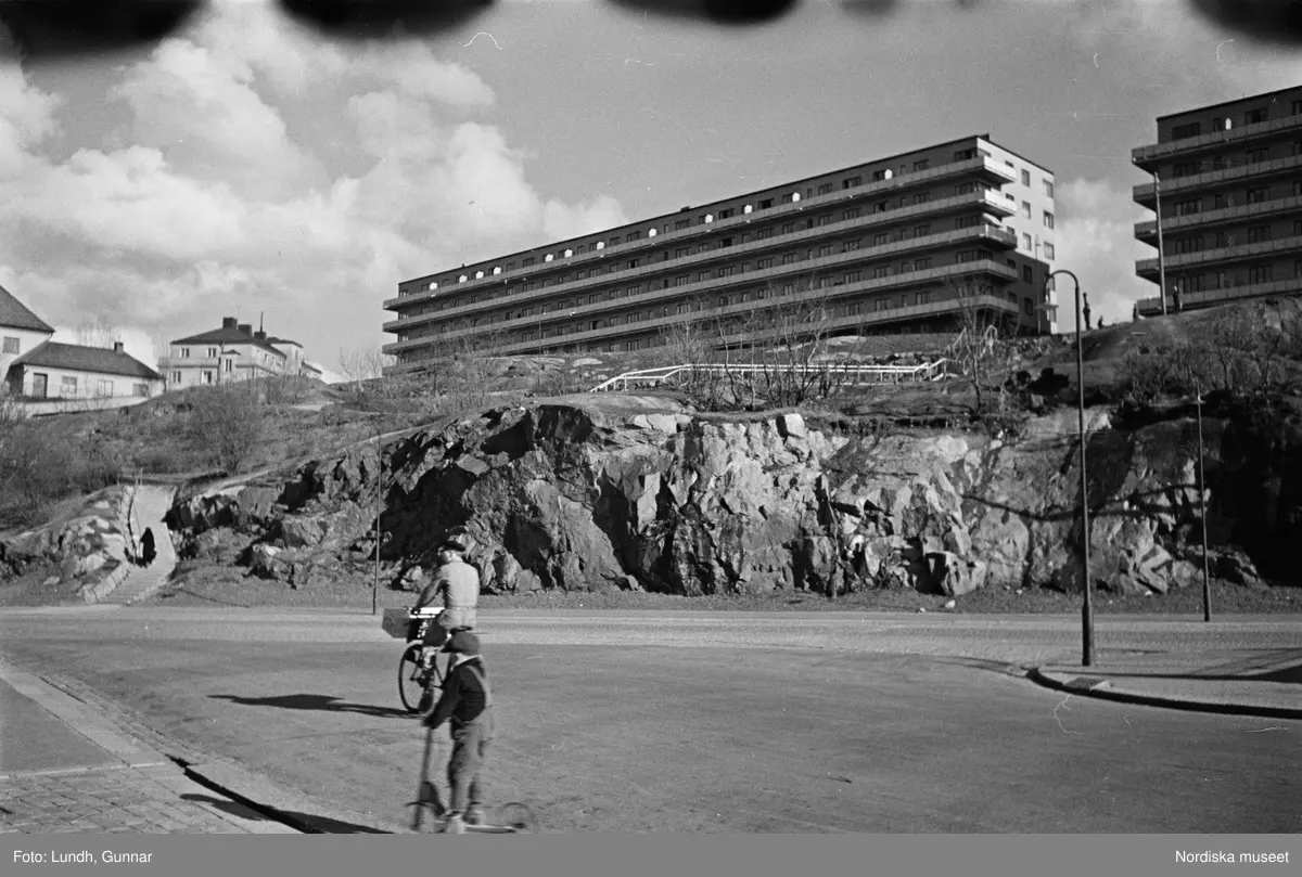 Motiv: H.S.B.s hus i kvarteret "Marmorn" på Skinnarviksbergen lekstugan (HSB);
Lekande barn, ett barn leker med en björn, en rad med handdukar,en hatthylla med kläder och portföljer, exteriör av hyreshus, en hund står på en klippa, passagerare stiger av en båt med skylt "Kungsholmstorg".

Motiv: H.S.B.s hus i kvarteret "Marmorn" på Skinnarviksbergen lekstugan (HSB);
Porträtt av ett barn, krukväxter i ett fönster.