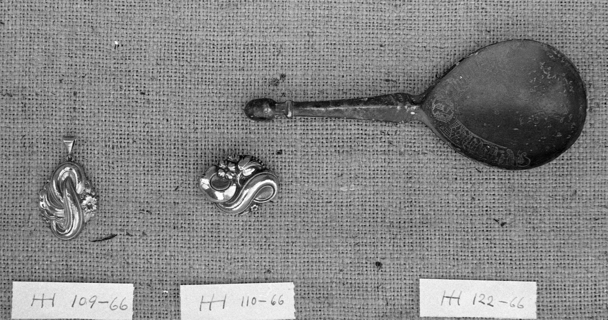 «I gamle dager » ble det laget smykker av tynt gullblikk over harpikskjerne, som hengesmykket og brosjen her. Metoden er fremdeles i bruk for å spare på det edle metallet. K. A. Rasmussen Edelmetallindustri HAMAR lager slike og lignende råprodukter til videre bearbeiding.(årsberetning H&D 1967)