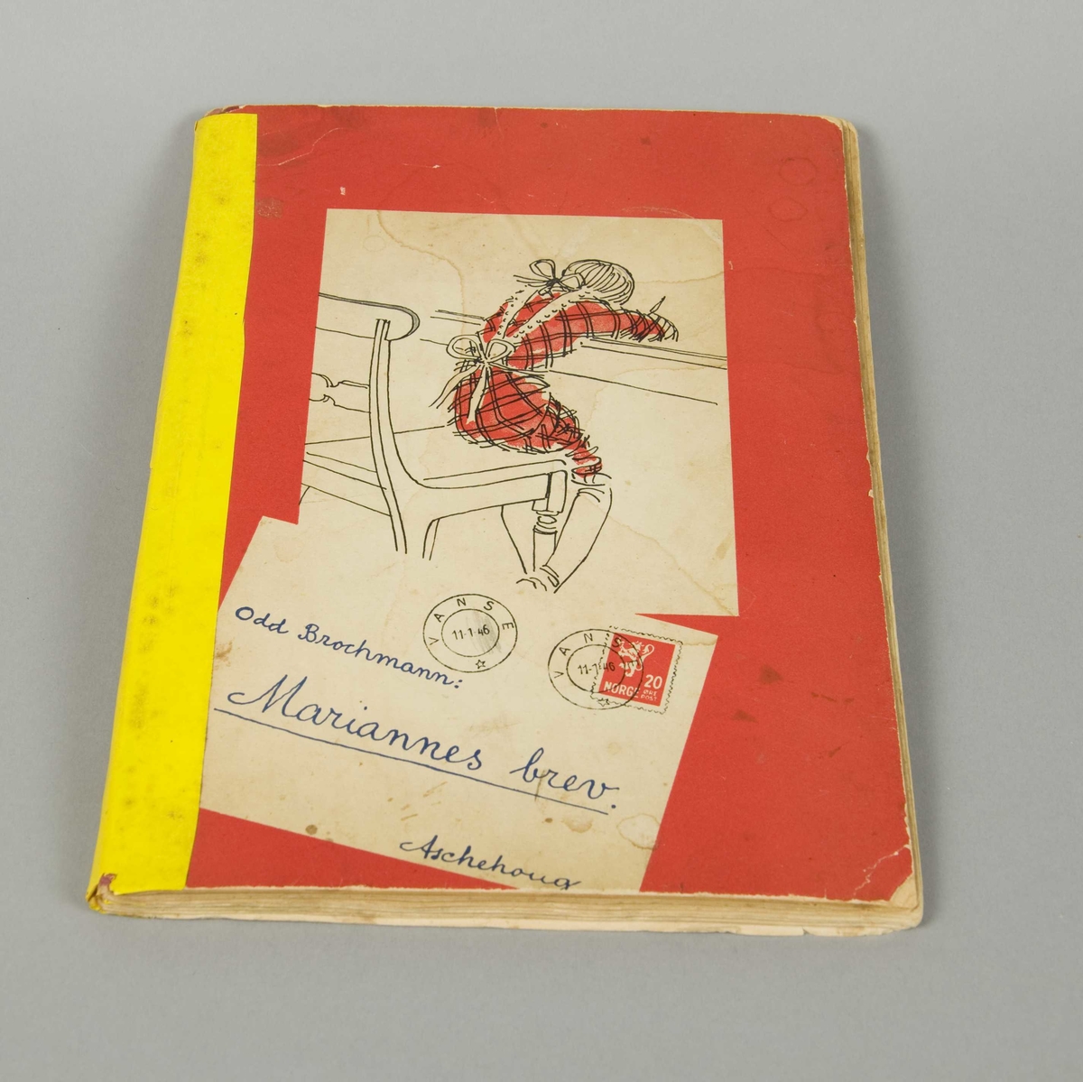En bok: Mariannes brev av Odd Brochmann, Oslo 1946, med dedikasjon, fulgt av et brev med Sigrid Undsets oversettelse av inholdet til engelsk.
Kopi av en bok: Wings for Per by Ingri and Edgar Parin D'Aulaire. (Illustrert; Kamp for frihet) Med forklarende brev fra Rhoda Rich.
Særtrykk: Scandinavian Literature by Sigrid Undset med signatur
En bok: True and Untrue, edited and compiled by Sigrid Undset, sendt  Rhoda Rich fra forlaget Knopf (5. okt. 1945) på Sigrid Undset anmodning. Ilagt brev fra forlaget og brev fra Rhoda Rich.
Diverse avisutklipp om Sigrid Undset i aviser fra USA.
Kopi av foto fra Bjerkebæk med Sigrid Undset i en frodig hage.
To papirutklipp av blomsterkurver, klippet av Sigrid Undset + foto av utklipp
