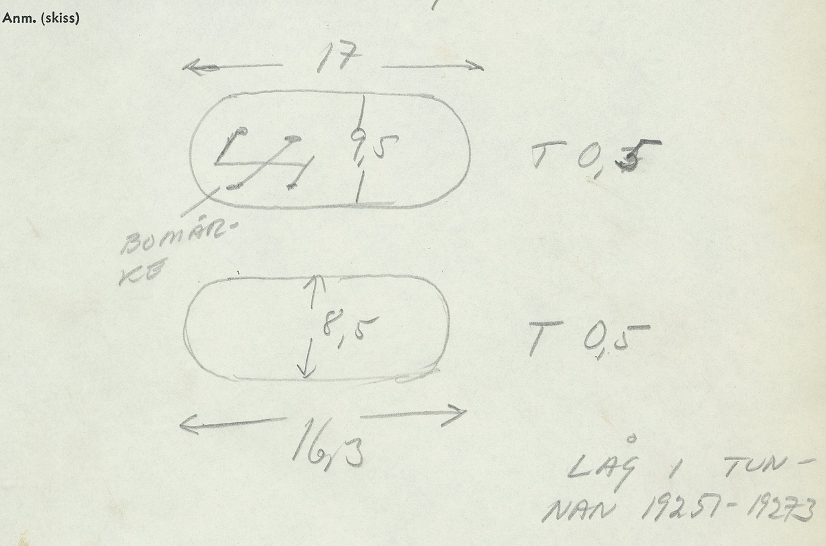 En svepask, i delar. Delarna utgörs av ett lock, en botten samt fragment av svepet. Locket och botten är båda försedda med varsitt bomärke.