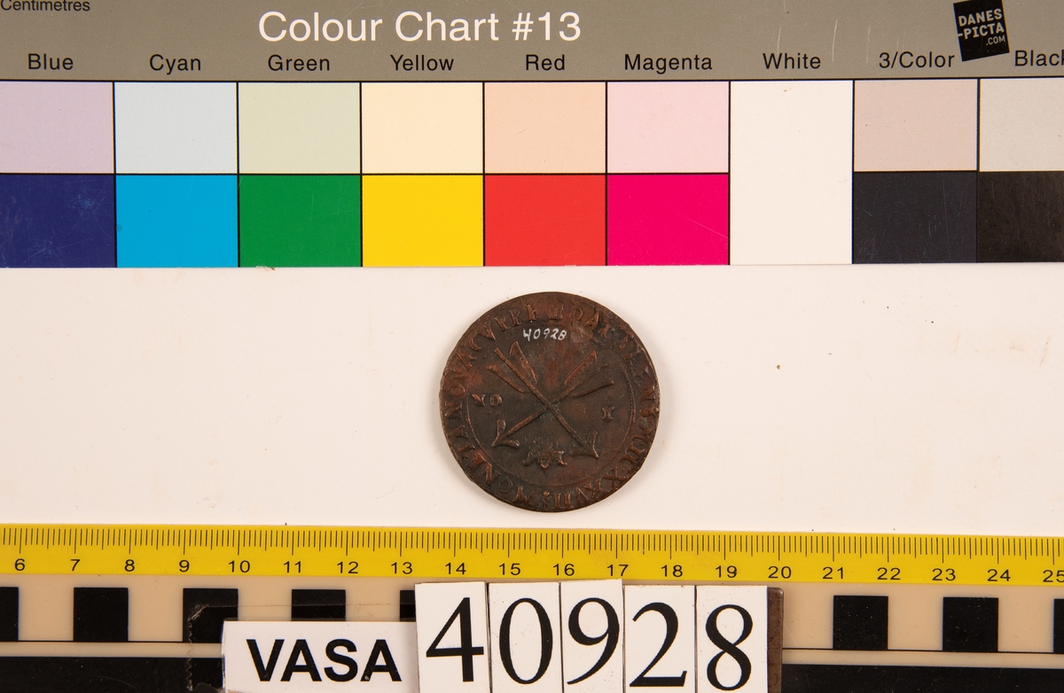 1 öre
Runt mynt.
Åtsidan: mitt på myntet det svenska riksvapnet, svagt delvis synligt.
Omskriften med Gustav Adolfs regent titlar svagt delvis synlig.
Ocentrerad prägling.
Frånsidan: två korsade pilar under en krona, svagt delvis synliga.
Till vänster höger om pilarna siffran 1, till höger versalerna ÖR, svagt delvis synliga. Omskriften på latin med bland annat präglingsåret i romerska siffror, 1627, är delvis läsligt delvis oläsligt.
Ocentrerad prägling.
Nuvarande skick: bägge sidor slitna. Åtsidan sliten, frånsidan sliten. Jack, valsklump, korroderat, krackelerat.