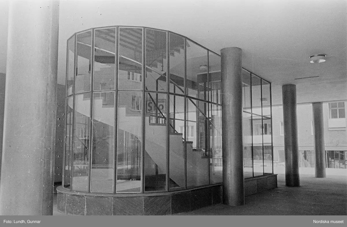 Motiv: H.S.B.s hus i kvarteret "Marmorn" på Skinnarviksbergen lekstugan (HSB);
Ett barn sover i en säng, ett barn sitter i en säng.

Motiv: H.S.B.s hus med lekstuga Vargentinsg. 5 (HSB);
Exteriör av hus med trapphus, detalj av en bil, porträtt av två barn, ett barn äter.

Motiv: H.S.B.s hus med lekstuga Vargentinsg. 5, Baltzar von Platensgat. 7 (HSB);
Porträtt av två barn.