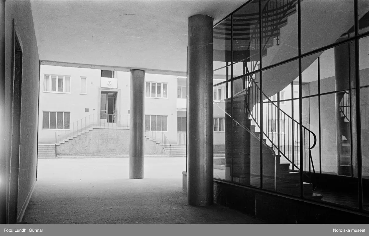 Motiv: H.S.B.s hus i kvarteret "Marmorn" på Skinnarviksbergen lekstugan (HSB);
Ett barn sover i en säng, ett barn sitter i en säng.

Motiv: H.S.B.s hus med lekstuga Vargentinsg. 5 (HSB);
Exteriör av hus med trapphus, detalj av en bil, porträtt av två barn, ett barn äter.

Motiv: H.S.B.s hus med lekstuga Vargentinsg. 5, Baltzar von Platensgat. 7 (HSB);
Porträtt av två barn.