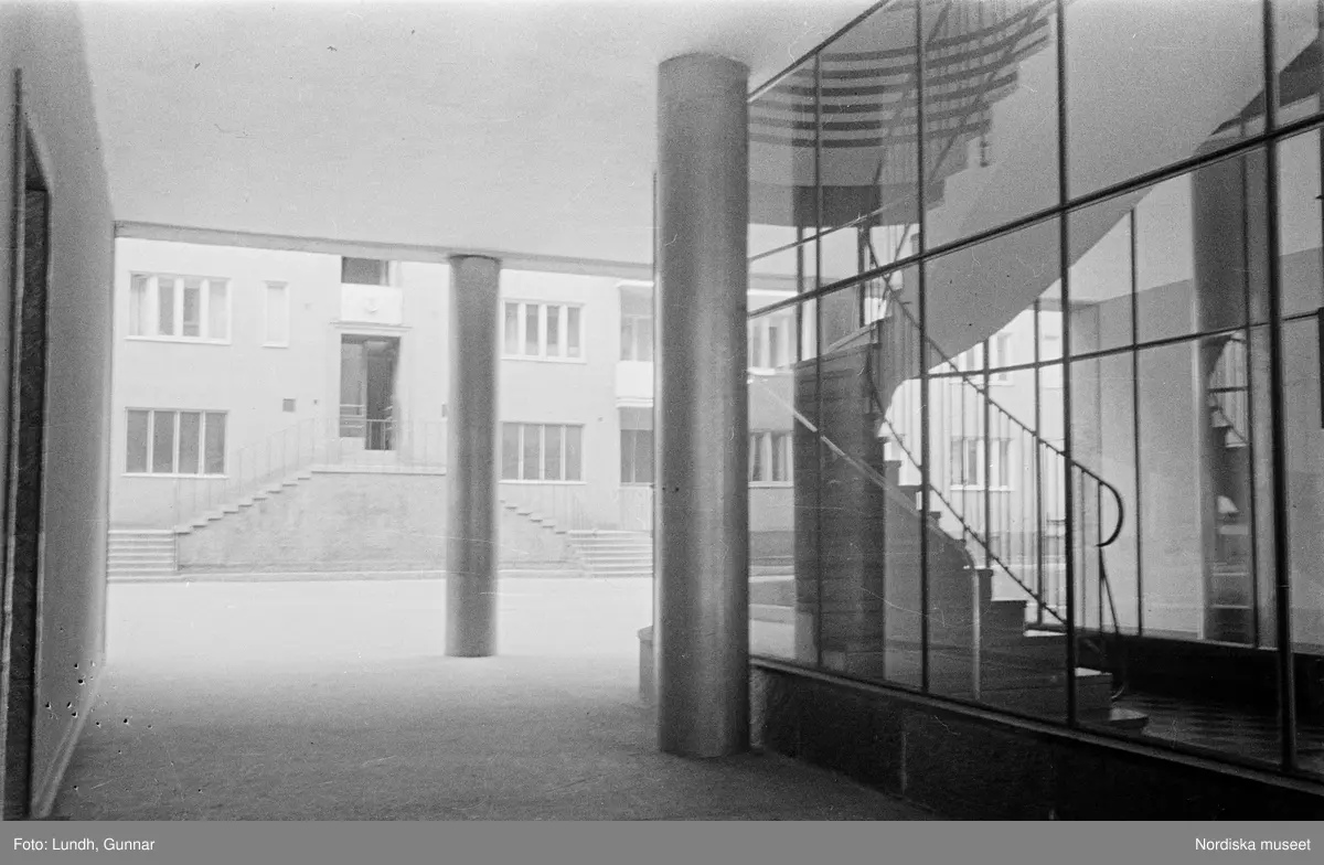 Motiv: H.S.B.s hus i kvarteret "Marmorn" på Skinnarviksbergen lekstugan (HSB);
Ett barn sover i en säng, ett barn sitter i en säng.

Motiv: H.S.B.s hus med lekstuga Vargentinsg. 5 (HSB);
Exteriör av hus med trapphus, detalj av en bil, porträtt av två barn, ett barn äter.

Motiv: H.S.B.s hus med lekstuga Vargentinsg. 5, Baltzar von Platensgat. 7 (HSB);
Porträtt av två barn.