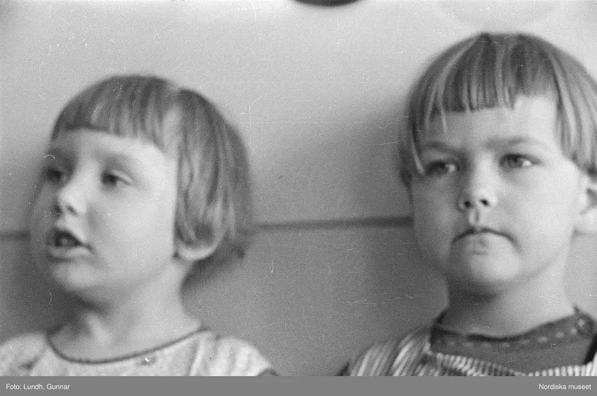 Motiv: H.S.B.s hus i kvarteret "Marmorn" på Skinnarviksbergen lekstugan (HSB);
Ett barn sover i en säng, ett barn sitter i en säng.

Motiv: H.S.B.s hus med lekstuga Vargentinsg. 5 (HSB);
Exteriör av hus med trapphus, detalj av en bil, porträtt av två barn, ett barn äter.

Motiv: H.S.B.s hus med lekstuga Vargentinsg. 5, Baltzar von Platensgat. 7 (HSB);
Porträtt av två barn.