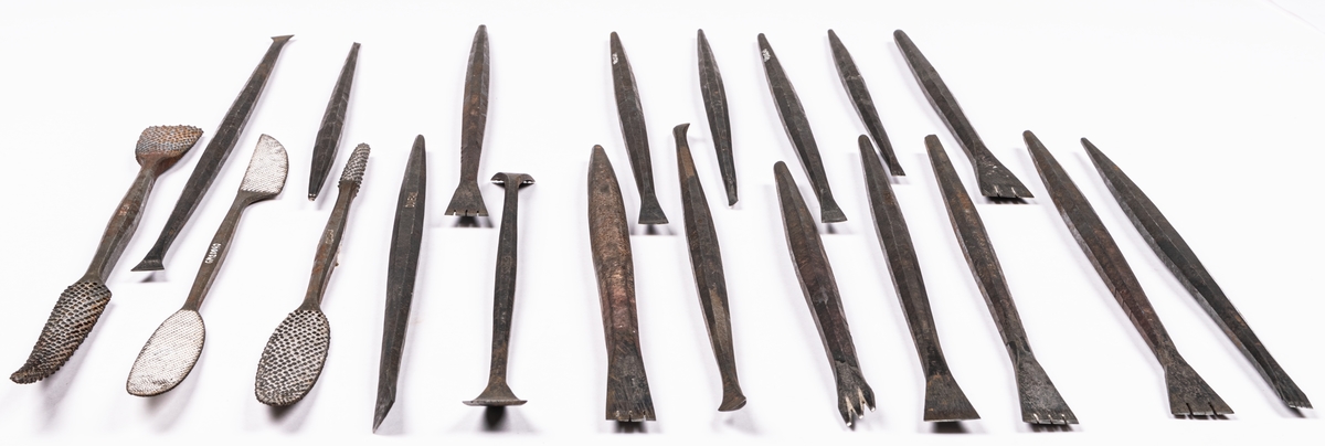 Verktyg, samling av järn. 51st specialverktyg för skulptering. Endast tre med trähandtag. Mejslar, skavstål mm. På mitten av verktygen inpressad märkning "DUNEAU" och "GILON".
