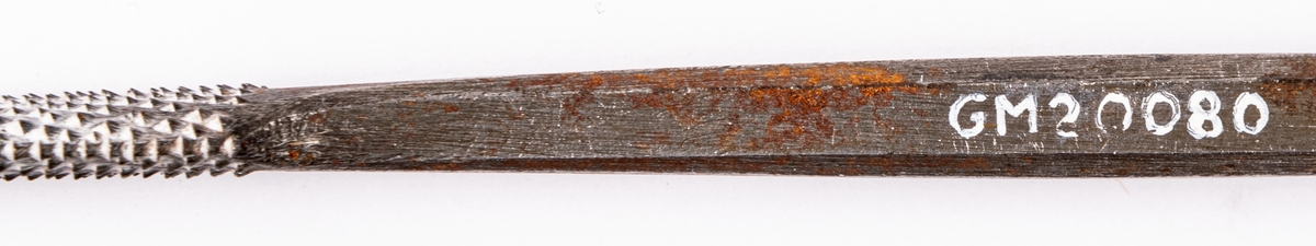 Verktyg, samling av järn. 51st specialverktyg för skulptering. Endast tre med trähandtag. Mejslar, skavstål mm. På mitten av verktygen inpressad märkning "DUNEAU" och "GILON".