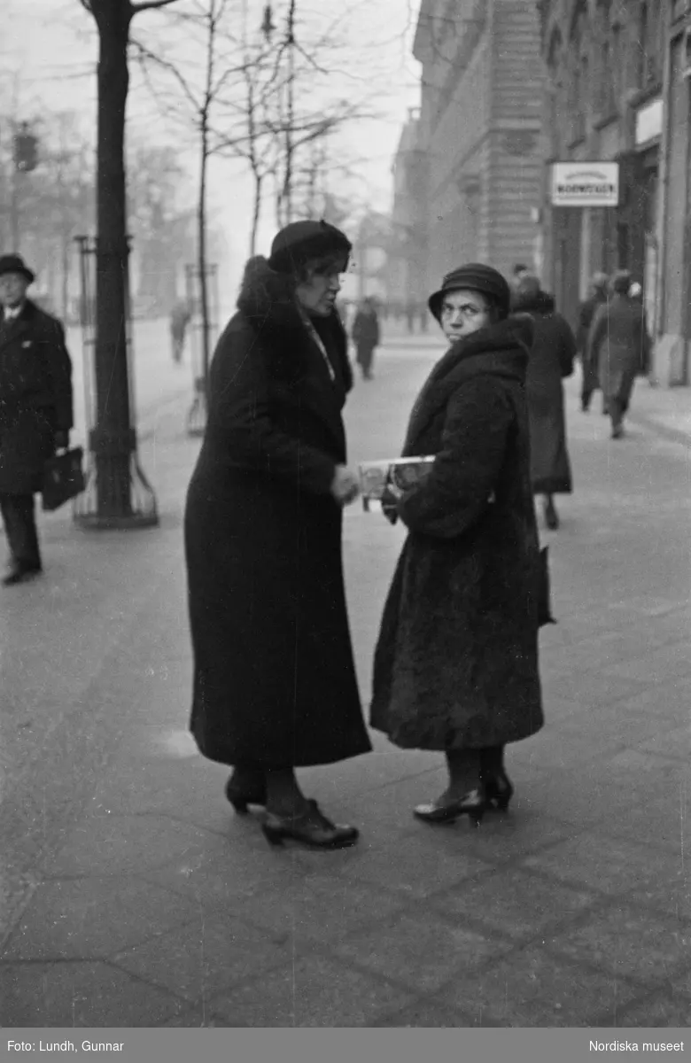 Motiv: Tyskland, Rankestrasse, Berlin, fröken Andersson, fru Rydelius;
Porträtt av två kvinnor som går på en stadsgata, en kvinna med svarta glasögon sitter i en port, stadsvy med fotgängare och en spårvagn.

Motiv: Tyskland, Berlin bl. a. Fredrichstrasse;
Skyltfönster med text "Gr. Mittagtisch! Kein Bedienungsgeld Kein Trinkzwang" och ett plakat uppsatt på fönstret, stadsvy med fotgängare och bilar, skyltfönster med text "Grog von Rum ....." "Fernsprechen", skyltfönster med text "Mittag u. Abend Gedeck 50" "Hier essen Sie besser und billiger" "Speise - Restaurant", skyltfönster med text "Gedecke bis 7 Uhr Abends 3 Gänge - 50 Grosse Auswahl."