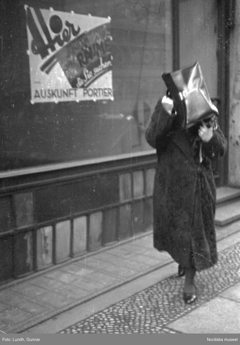 Motiv: Tyskland, Rankestrasse, Berlin, fröken Andersson, fru Rydelius;
Porträtt av två kvinnor som går på en stadsgata, en kvinna med svarta glasögon sitter i en port, stadsvy med fotgängare och en spårvagn.

Motiv: Tyskland, Berlin bl. a. Fredrichstrasse;
Skyltfönster med text "Gr. Mittagtisch! Kein Bedienungsgeld Kein Trinkzwang" och ett plakat uppsatt på fönstret, stadsvy med fotgängare och bilar, skyltfönster med text "Grog von Rum ....." "Fernsprechen", skyltfönster med text "Mittag u. Abend Gedeck 50" "Hier essen Sie besser und billiger" "Speise - Restaurant", skyltfönster med text "Gedecke bis 7 Uhr Abends 3 Gänge - 50 Grosse Auswahl."