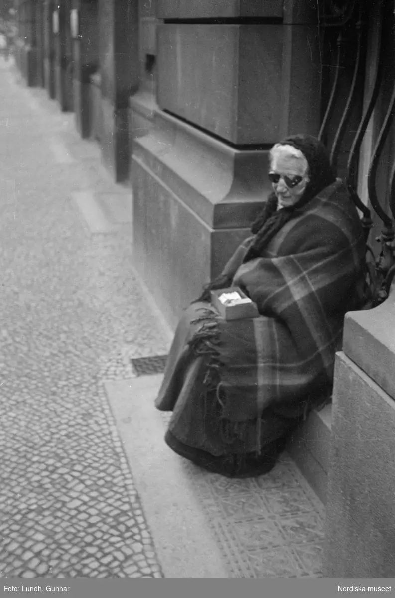 Motiv: Tyskland, Rankestrasse, Berlin, fröken Andersson, fru Rydelius;
Porträtt av två kvinnor som går på en stadsgata, en kvinna med svarta glasögon sitter i en port, stadsvy med fotgängare och en spårvagn.

Motiv: Tyskland, Berlin bl. a. Fredrichstrasse;
Skyltfönster med text "Gr. Mittagtisch! Kein Bedienungsgeld Kein Trinkzwang" och ett plakat uppsatt på fönstret, stadsvy med fotgängare och bilar, skyltfönster med text "Grog von Rum ....." "Fernsprechen", skyltfönster med text "Mittag u. Abend Gedeck 50" "Hier essen Sie besser und billiger" "Speise - Restaurant", skyltfönster med text "Gedecke bis 7 Uhr Abends 3 Gänge - 50 Grosse Auswahl."