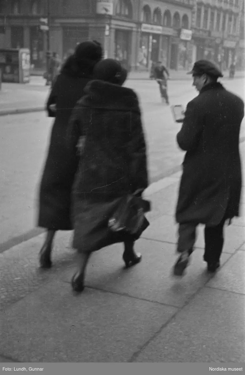 Motiv: Tyskland, Rankestrasse, Berlin, fröken Andersson, fru Rydelius;
Porträtt av två kvinnor som går på en stadsgata, en kvinna med svarta glasögon sitter i en port, stadsvy med fotgängare och en spårvagn.

Motiv: Tyskland, Berlin bl. a. Fredrichstrasse;
Skyltfönster med text "Gr. Mittagtisch! Kein Bedienungsgeld Kein Trinkzwang" och ett plakat uppsatt på fönstret, stadsvy med fotgängare och bilar, skyltfönster med text "Grog von Rum ....." "Fernsprechen", skyltfönster med text "Mittag u. Abend Gedeck 50" "Hier essen Sie besser und billiger" "Speise - Restaurant", skyltfönster med text "Gedecke bis 7 Uhr Abends 3 Gänge - 50 Grosse Auswahl."