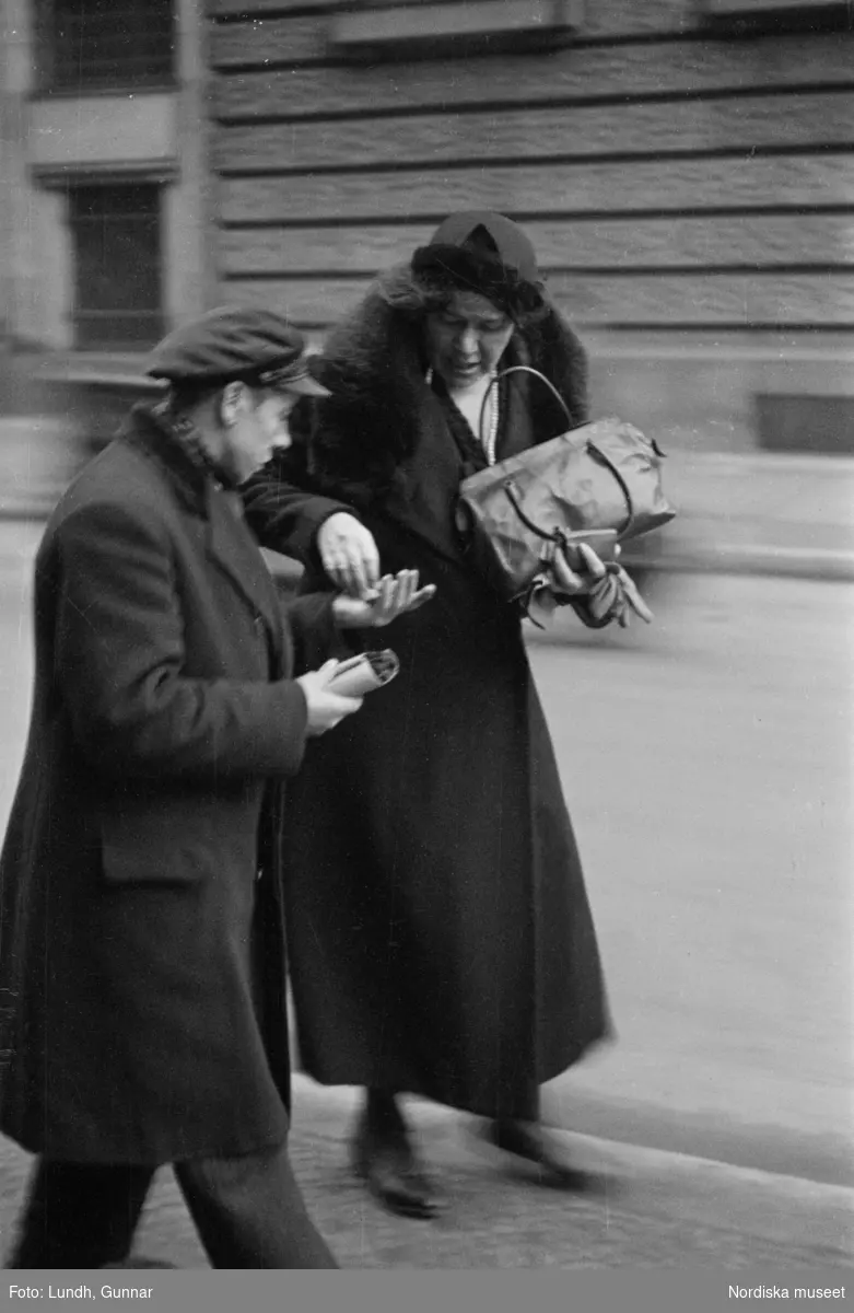 Motiv: Tyskland, Rankestrasse, Berlin, fröken Andersson, fru Rydelius;
Porträtt av två kvinnor som går på en stadsgata, en kvinna med svarta glasögon sitter i en port, stadsvy med fotgängare och en spårvagn.

Motiv: Tyskland, Berlin bl. a. Fredrichstrasse;
Skyltfönster med text "Gr. Mittagtisch! Kein Bedienungsgeld Kein Trinkzwang" och ett plakat uppsatt på fönstret, stadsvy med fotgängare och bilar, skyltfönster med text "Grog von Rum ....." "Fernsprechen", skyltfönster med text "Mittag u. Abend Gedeck 50" "Hier essen Sie besser und billiger" "Speise - Restaurant", skyltfönster med text "Gedecke bis 7 Uhr Abends 3 Gänge - 50 Grosse Auswahl."