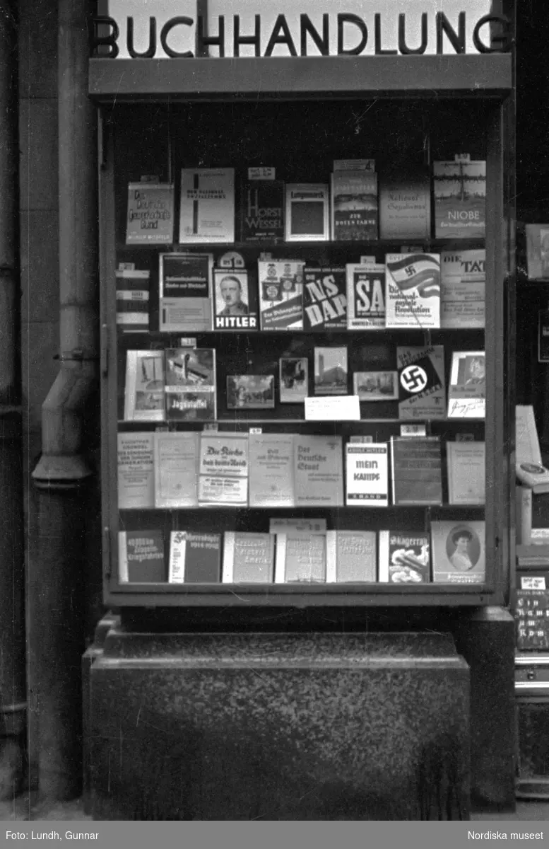 Motiv: Tyskland, Rankestrasse, Berlin, fröken Andersson, fru Rydelius;
Porträtt av två kvinnor som går på en stadsgata, en kvinna med svarta glasögon sitter i en port, stadsvy med fotgängare och en spårvagn.

Motiv: Tyskland, Berlin bl. a. Fredrichstrasse;
Skyltfönster med text "Gr. Mittagtisch! Kein Bedienungsgeld Kein Trinkzwang" och ett plakat uppsatt på fönstret, stadsvy med fotgängare och bilar, skyltfönster med text "Grog von Rum ....." "Fernsprechen", skyltfönster med text "Mittag u. Abend Gedeck 50" "Hier essen Sie besser und billiger" "Speise - Restaurant", skyltfönster med text "Gedecke bis 7 Uhr Abends 3 Gänge - 50 Grosse Auswahl."