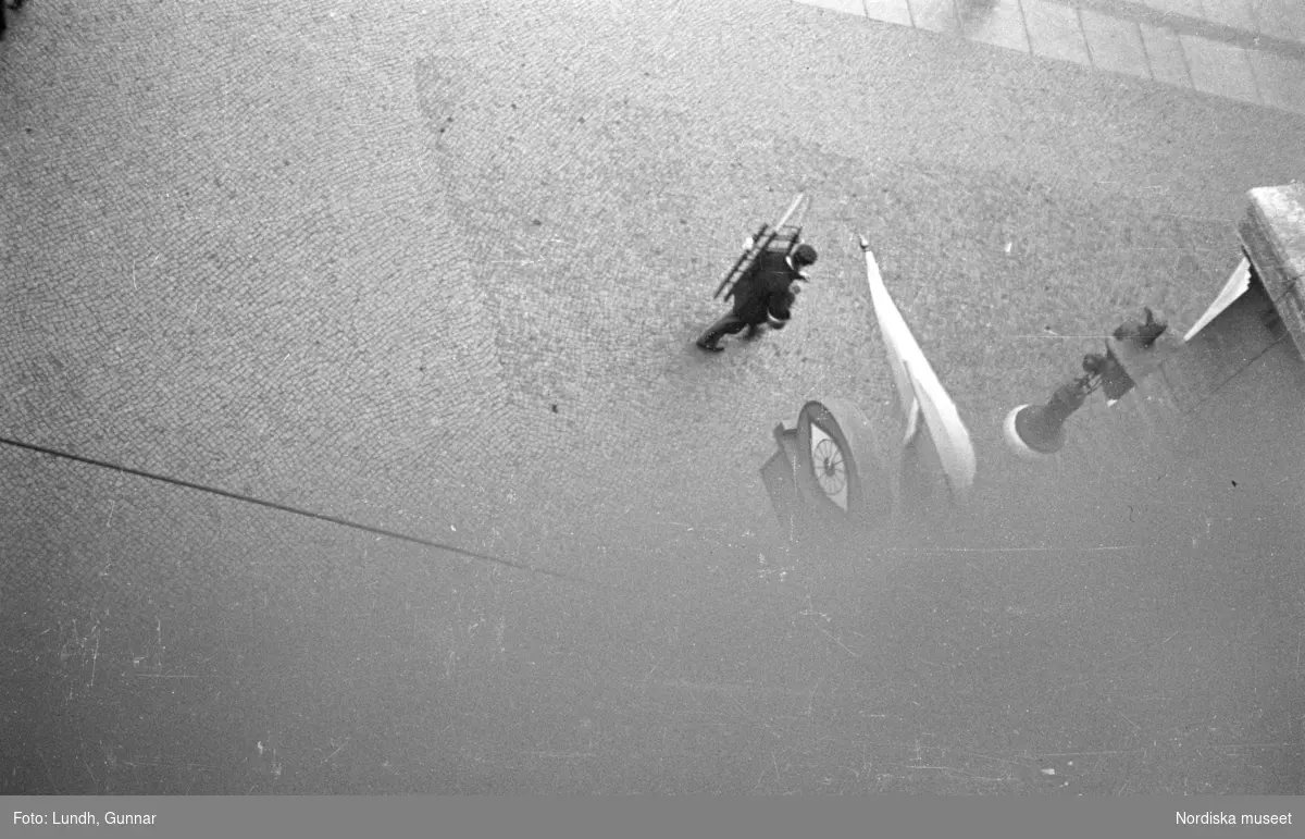 Motiv: Tyskland, Rankestrasse, Berlin, fröken Andersson, fru Rydelius;
Porträtt av två kvinnor som går på en stadsgata, en kvinna med svarta glasögon sitter i en port, stadsvy med fotgängare och en spårvagn.

Motiv: Tyskland, Berlin bl. a. Fredrichstrasse;
Skyltfönster med text "Gr. Mittagtisch! Kein Bedienungsgeld Kein Trinkzwang" och ett plakat uppsatt på fönstret, stadsvy med fotgängare och bilar, skyltfönster med text "Grog von Rum ....." "Fernsprechen", skyltfönster med text "Mittag u. Abend Gedeck 50" "Hier essen Sie besser und billiger" "Speise - Restaurant", skyltfönster med text "Gedecke bis 7 Uhr Abends 3 Gänge - 50 Grosse Auswahl."