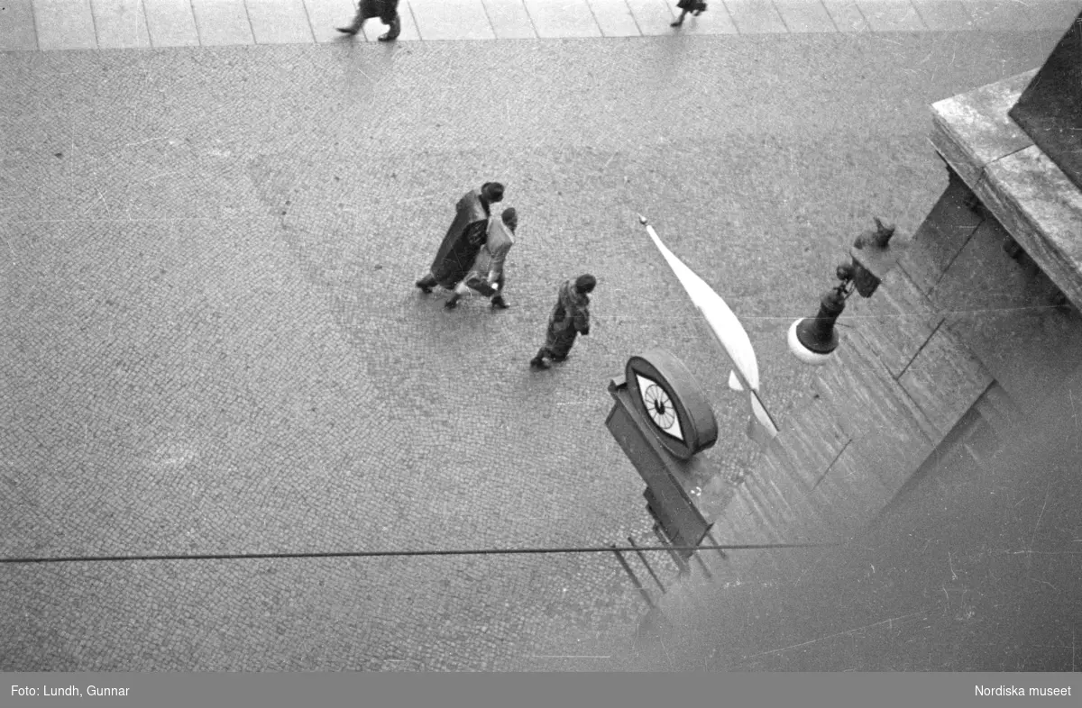 Motiv: Tyskland, Rankestrasse, Berlin, fröken Andersson, fru Rydelius;
Porträtt av två kvinnor som går på en stadsgata, en kvinna med svarta glasögon sitter i en port, stadsvy med fotgängare och en spårvagn.

Motiv: Tyskland, Berlin bl. a. Fredrichstrasse;
Skyltfönster med text "Gr. Mittagtisch! Kein Bedienungsgeld Kein Trinkzwang" och ett plakat uppsatt på fönstret, stadsvy med fotgängare och bilar, skyltfönster med text "Grog von Rum ....." "Fernsprechen", skyltfönster med text "Mittag u. Abend Gedeck 50" "Hier essen Sie besser und billiger" "Speise - Restaurant", skyltfönster med text "Gedecke bis 7 Uhr Abends 3 Gänge - 50 Grosse Auswahl."