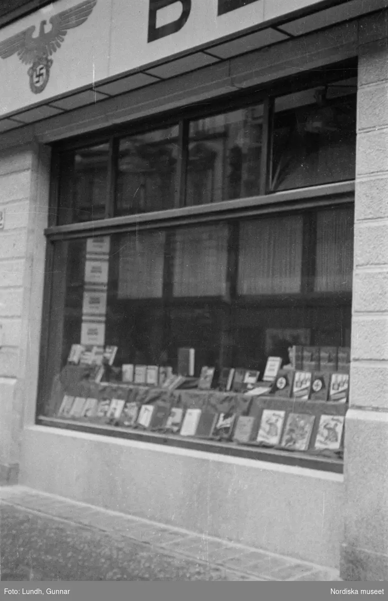 Motiv: Tyskland, Rankestrasse, Berlin, fröken Andersson, fru Rydelius;
Porträtt av två kvinnor som går på en stadsgata, en kvinna med svarta glasögon sitter i en port, stadsvy med fotgängare och en spårvagn.

Motiv: Tyskland, Berlin bl. a. Fredrichstrasse;
Skyltfönster med text "Gr. Mittagtisch! Kein Bedienungsgeld Kein Trinkzwang" och ett plakat uppsatt på fönstret, stadsvy med fotgängare och bilar, skyltfönster med text "Grog von Rum ....." "Fernsprechen", skyltfönster med text "Mittag u. Abend Gedeck 50" "Hier essen Sie besser und billiger" "Speise - Restaurant", skyltfönster med text "Gedecke bis 7 Uhr Abends 3 Gänge - 50 Grosse Auswahl."