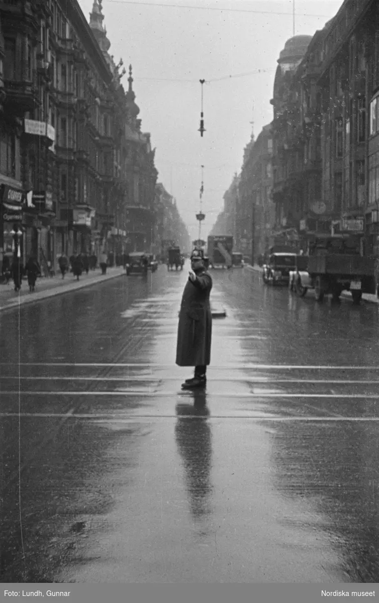 Motiv: Tyskland, Rankestrasse, Berlin, fröken Andersson, fru Rydelius;
Porträtt av två kvinnor som går på en stadsgata, en kvinna med svarta glasögon sitter i en port, stadsvy med fotgängare och en spårvagn.

Motiv: Tyskland, Berlin bl. a. Fredrichstrasse;
Skyltfönster med text "Gr. Mittagtisch! Kein Bedienungsgeld Kein Trinkzwang" och ett plakat uppsatt på fönstret, stadsvy med fotgängare och bilar, skyltfönster med text "Grog von Rum ....." "Fernsprechen", skyltfönster med text "Mittag u. Abend Gedeck 50" "Hier essen Sie besser und billiger" "Speise - Restaurant", skyltfönster med text "Gedecke bis 7 Uhr Abends 3 Gänge - 50 Grosse Auswahl."