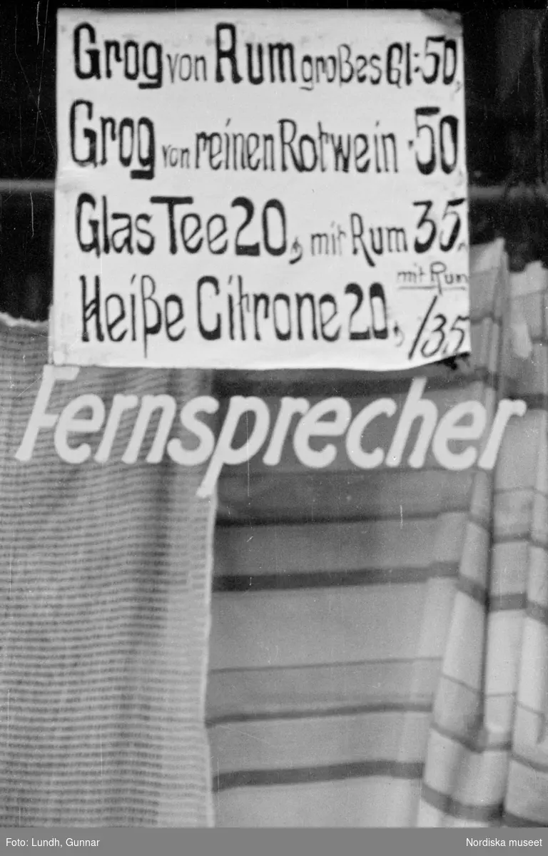 Motiv: Tyskland, Rankestrasse, Berlin, fröken Andersson, fru Rydelius;
Porträtt av två kvinnor som går på en stadsgata, en kvinna med svarta glasögon sitter i en port, stadsvy med fotgängare och en spårvagn.

Motiv: Tyskland, Berlin bl. a. Fredrichstrasse;
Skyltfönster med text "Gr. Mittagtisch! Kein Bedienungsgeld Kein Trinkzwang" och ett plakat uppsatt på fönstret, stadsvy med fotgängare och bilar, skyltfönster med text "Grog von Rum ....." "Fernsprechen", skyltfönster med text "Mittag u. Abend Gedeck 50" "Hier essen Sie besser und billiger" "Speise - Restaurant", skyltfönster med text "Gedecke bis 7 Uhr Abends 3 Gänge - 50 Grosse Auswahl."