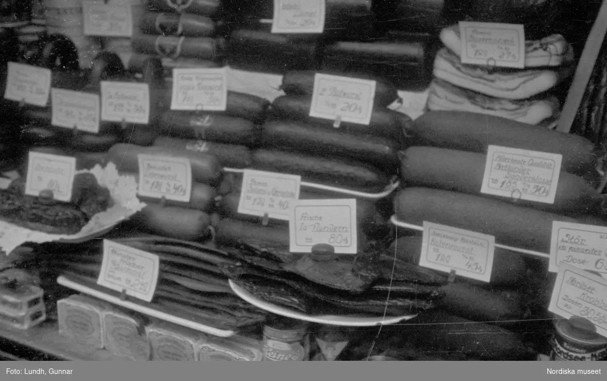 Motiv: Tyskland, Rankestrasse, Berlin, fröken Andersson, fru Rydelius;
Porträtt av två kvinnor som går på en stadsgata, en kvinna med svarta glasögon sitter i en port, stadsvy med fotgängare och en spårvagn.

Motiv: Tyskland, Berlin bl. a. Fredrichstrasse;
Skyltfönster med text "Gr. Mittagtisch! Kein Bedienungsgeld Kein Trinkzwang" och ett plakat uppsatt på fönstret, stadsvy med fotgängare och bilar, skyltfönster med text "Grog von Rum ....." "Fernsprechen", skyltfönster med text "Mittag u. Abend Gedeck 50" "Hier essen Sie besser und billiger" "Speise - Restaurant", skyltfönster med text "Gedecke bis 7 Uhr Abends 3 Gänge - 50 Grosse Auswahl."