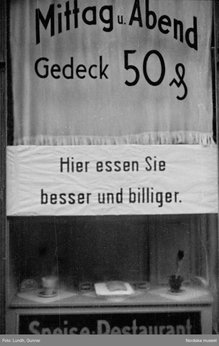 Motiv: Tyskland, Rankestrasse, Berlin, fröken Andersson, fru Rydelius;
Porträtt av två kvinnor som går på en stadsgata, en kvinna med svarta glasögon sitter i en port, stadsvy med fotgängare och en spårvagn.

Motiv: Tyskland, Berlin bl. a. Fredrichstrasse;
Skyltfönster med text "Gr. Mittagtisch! Kein Bedienungsgeld Kein Trinkzwang" och ett plakat uppsatt på fönstret, stadsvy med fotgängare och bilar, skyltfönster med text "Grog von Rum ....." "Fernsprechen", skyltfönster med text "Mittag u. Abend Gedeck 50" "Hier essen Sie besser und billiger" "Speise - Restaurant", skyltfönster med text "Gedecke bis 7 Uhr Abends 3 Gänge - 50 Grosse Auswahl."