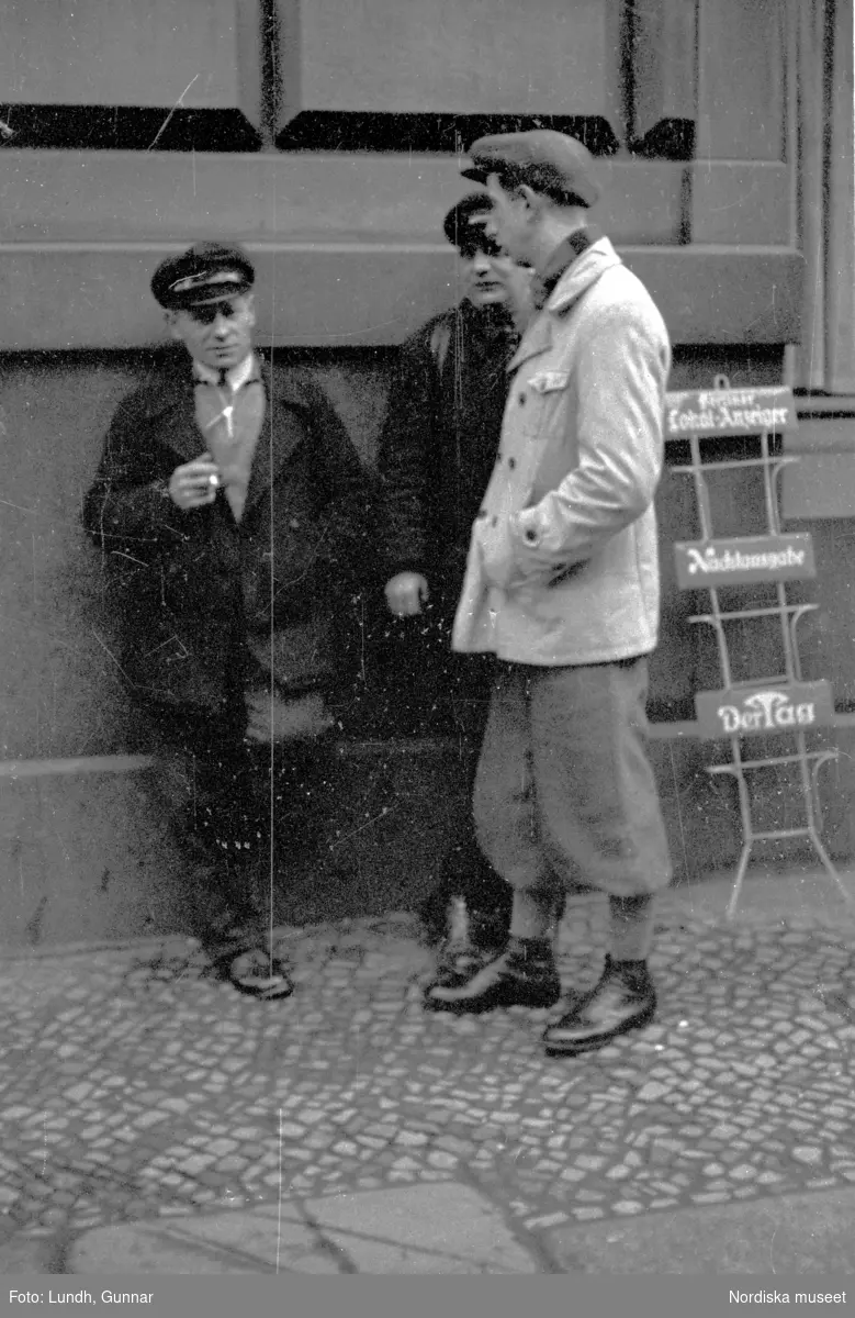 Motiv: Tyskland, Rankestrasse, Berlin, fröken Andersson, fru Rydelius;
Porträtt av två kvinnor som går på en stadsgata, en kvinna med svarta glasögon sitter i en port, stadsvy med fotgängare och en spårvagn.

Motiv: Tyskland, Berlin bl. a. Fredrichstrasse;
Skyltfönster med text "Gr. Mittagtisch! Kein Bedienungsgeld Kein Trinkzwang" och ett plakat uppsatt på fönstret, stadsvy med fotgängare och bilar, skyltfönster med text "Grog von Rum ....." "Fernsprechen", skyltfönster med text "Mittag u. Abend Gedeck 50" "Hier essen Sie besser und billiger" "Speise - Restaurant", skyltfönster med text "Gedecke bis 7 Uhr Abends 3 Gänge - 50 Grosse Auswahl."