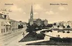 Vykort med motiv över Bünsowska tjärnen och Gustav Adolfs kyrka i bakgrunden.