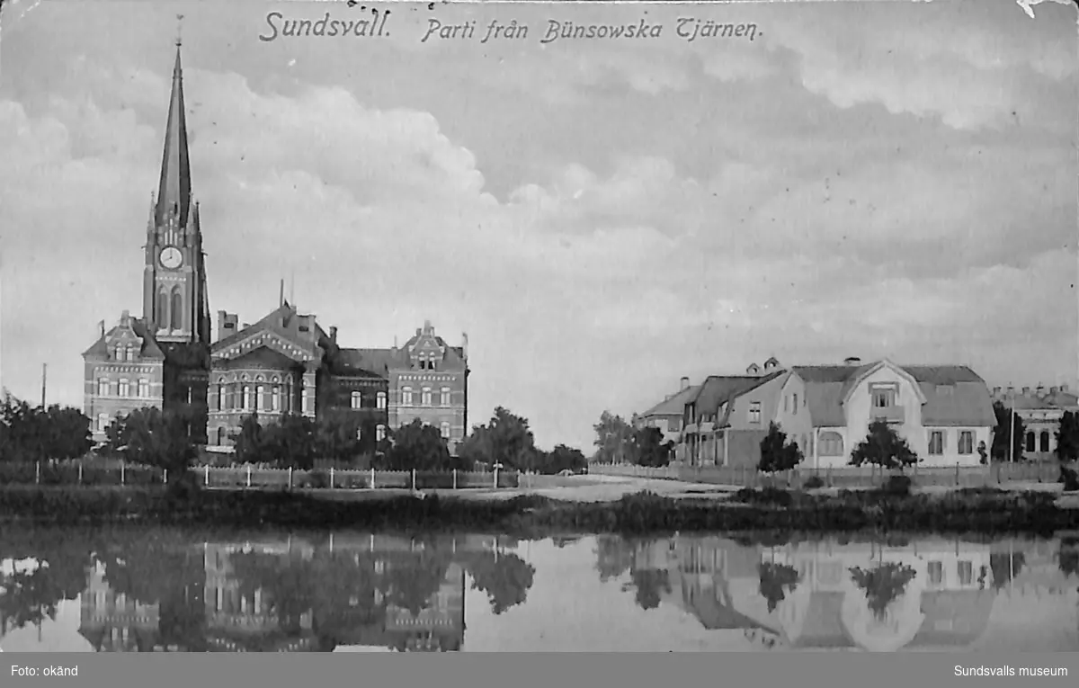 Vykort med motiv över Bünsowska tjärnen och Gustav Adolfs kyrka i bakgrunden.