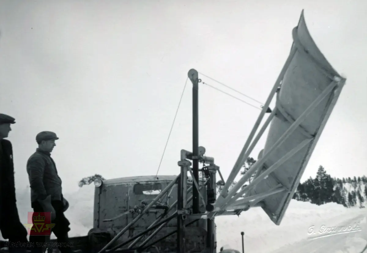 Utvikling og utprøving for vegvesenet av en kantplog - "rømmeving" - i 1948 på Riksveg 65, Nordmarka i Surnadal.
Sannsynligvis samme Büssing-NAG lastebil med registreringsnummer T-3574 på bildet. Merkehistorien til Büssing, Büssing-NAG, MAN-Büssing og N.A.G., i Asbjørn Rolseth's "Norsk lastebilleksikon bind II, Lastebiler i Norge 1940-1990", side 45-52.