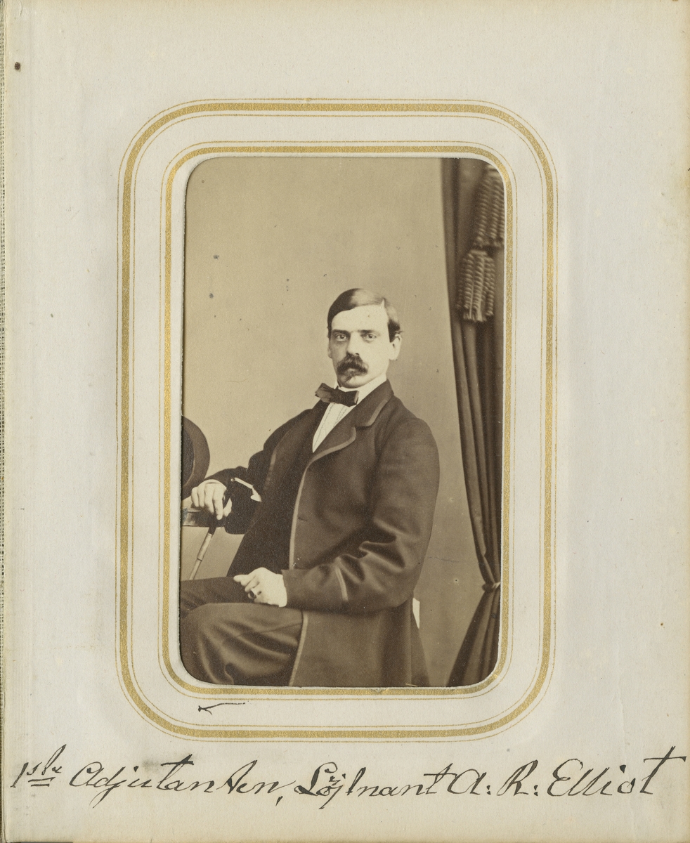 Porträtt av Adolf Robert Elliot, löjtnant vid Andra livgrenadjärregementet I 5.

Se även bild AMA.0001963 och AMA.0001967.