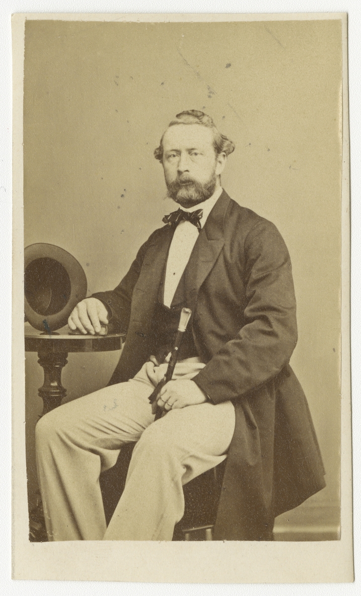 Porträtt av Johan Julius Holm, löjtnant vid Andra livgrenadjärregementet I 5.

Se även bild AMA.0001873 och AMA.0001959.