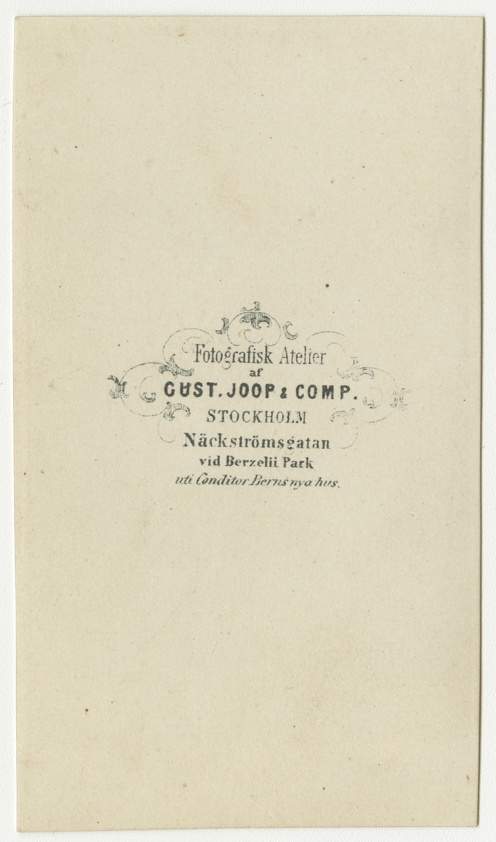 Porträtt av Henrik Wilhelm Spens, löjtnant vid Andra livgrenadjärregementet I 5.

Se även bild AMA.0001876.