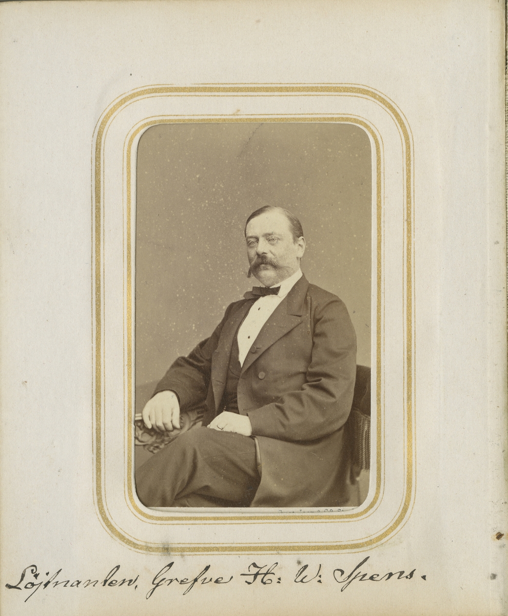 Porträtt av Henrik Wilhelm Spens, löjtnant vid Andra livgrenadjärregementet I 5.

Se även bild AMA.0001876.