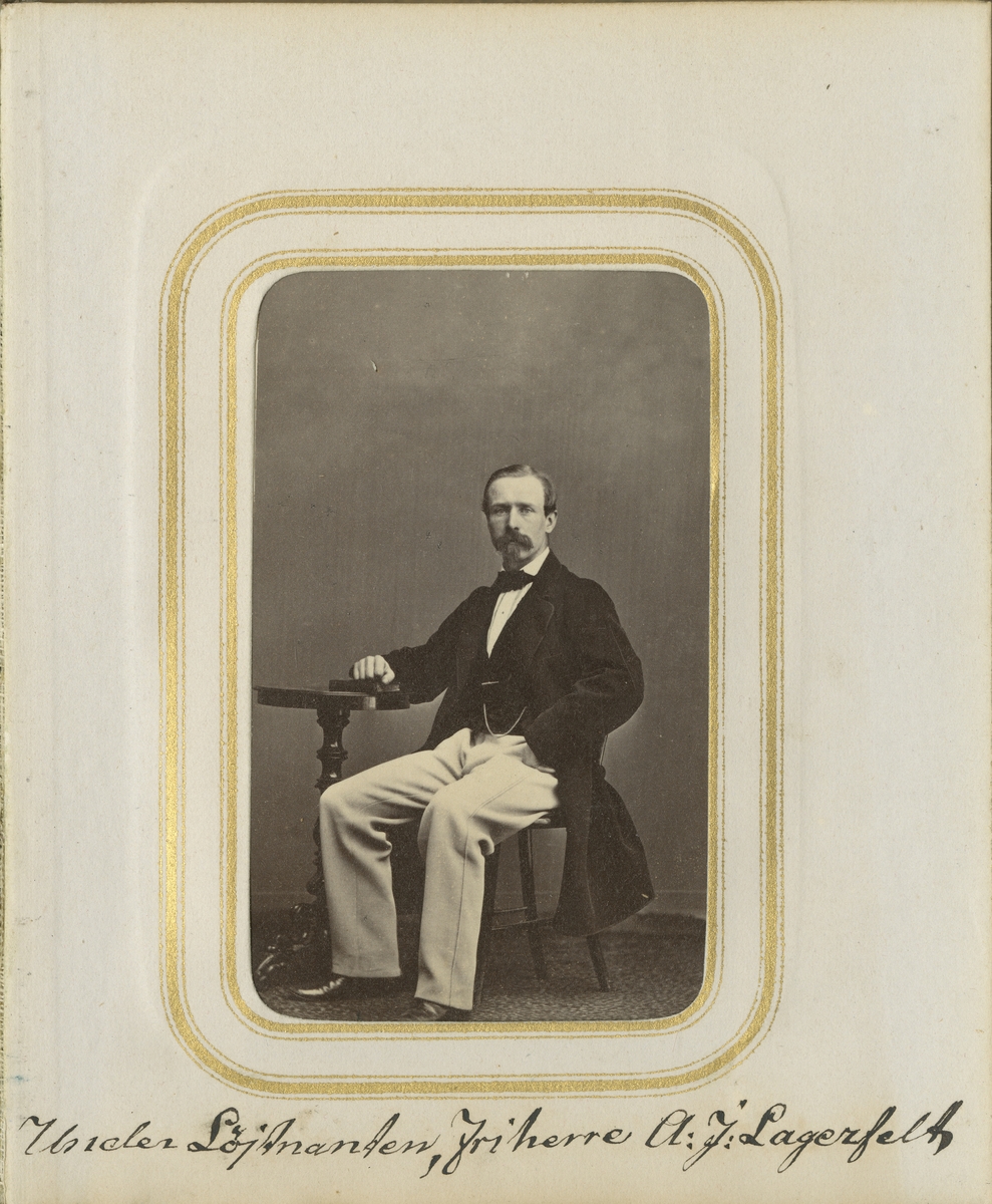 Porträtt av Adolf Israel Gustaf Lagerfelt, underlöjtnant vid Andra livgrenadjärregementet I 5.

Se även bild AMA.0001880.