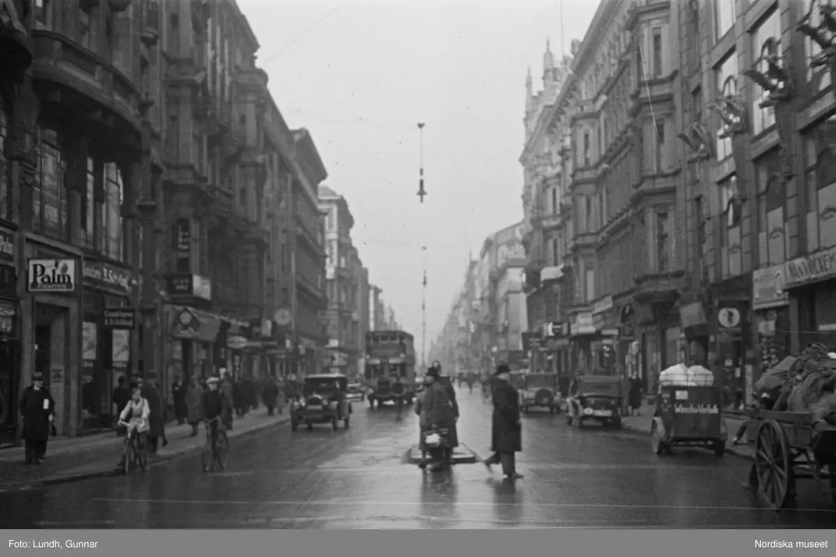 Motiv: Tyskland, Berlin bl. a. Friedrichstrasse;
Detalj av fasad med skylt "Zu vermieten ...", skylt "Warum kommen Sie nicht zu uns? ....", en man säljer tidningar.

Motiv: Tyskland, Vorwärts, Reinickendorf;
Gatuvy med människor vid en spårvagn, gatuvy med fotgängare - bilar och en hästdragen vagn, porträtt av en man "Apolant m fru", gatuvy med fotgängare.