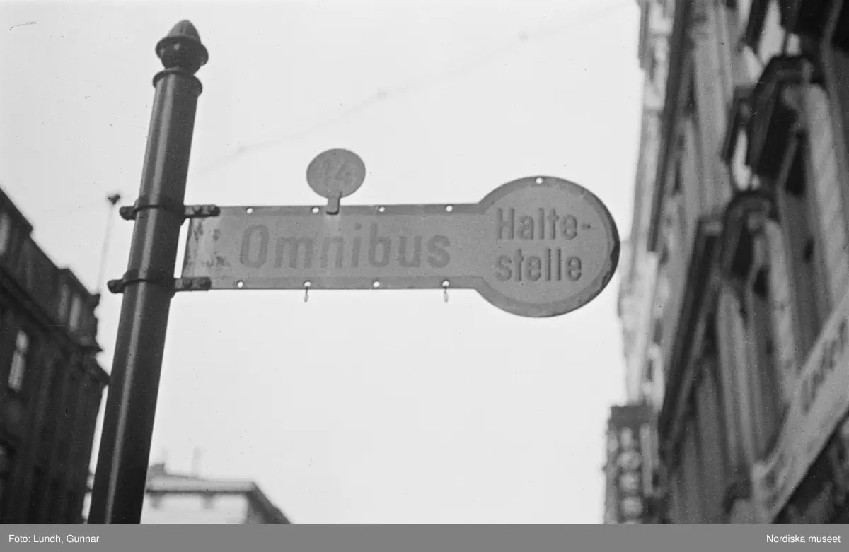 Motiv: Tyskland, Berlin bl. a. Friedrichstrasse;
Detalj av fasad med skylt "Zu vermieten ...", skylt "Warum kommen Sie nicht zu uns? ....", en man säljer tidningar.

Motiv: Tyskland, Vorwärts, Reinickendorf;
Gatuvy med människor vid en spårvagn, gatuvy med fotgängare - bilar och en hästdragen vagn, porträtt av en man "Apolant m fru", gatuvy med fotgängare.