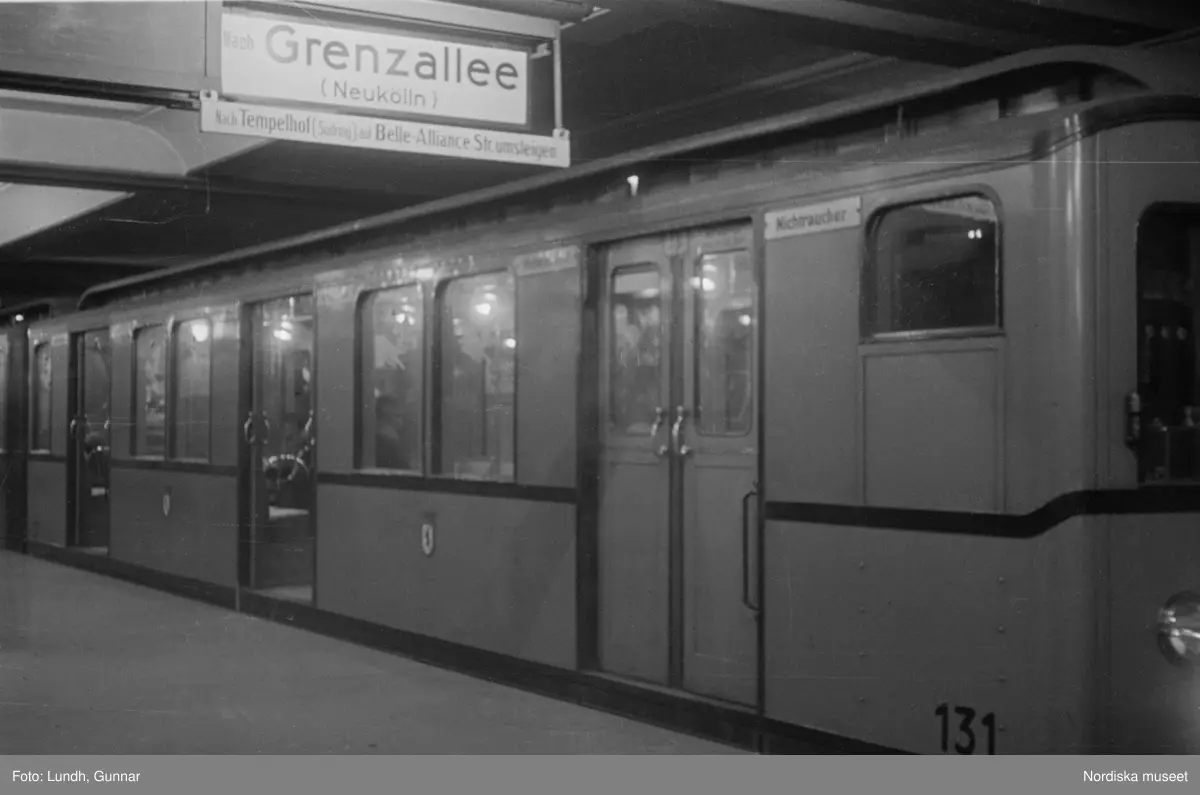 Motiv: Tyskland, Vorwärts, Reinickendorf;
Skylt "Grenzallee (Neukölln) Nach Tempelhof ....", två män står vid ett upplyst skyltfönster.

Motiv: Tyskland, Kurfurstendamm;
Exteriör av en kyrka, detalj av en fasad.