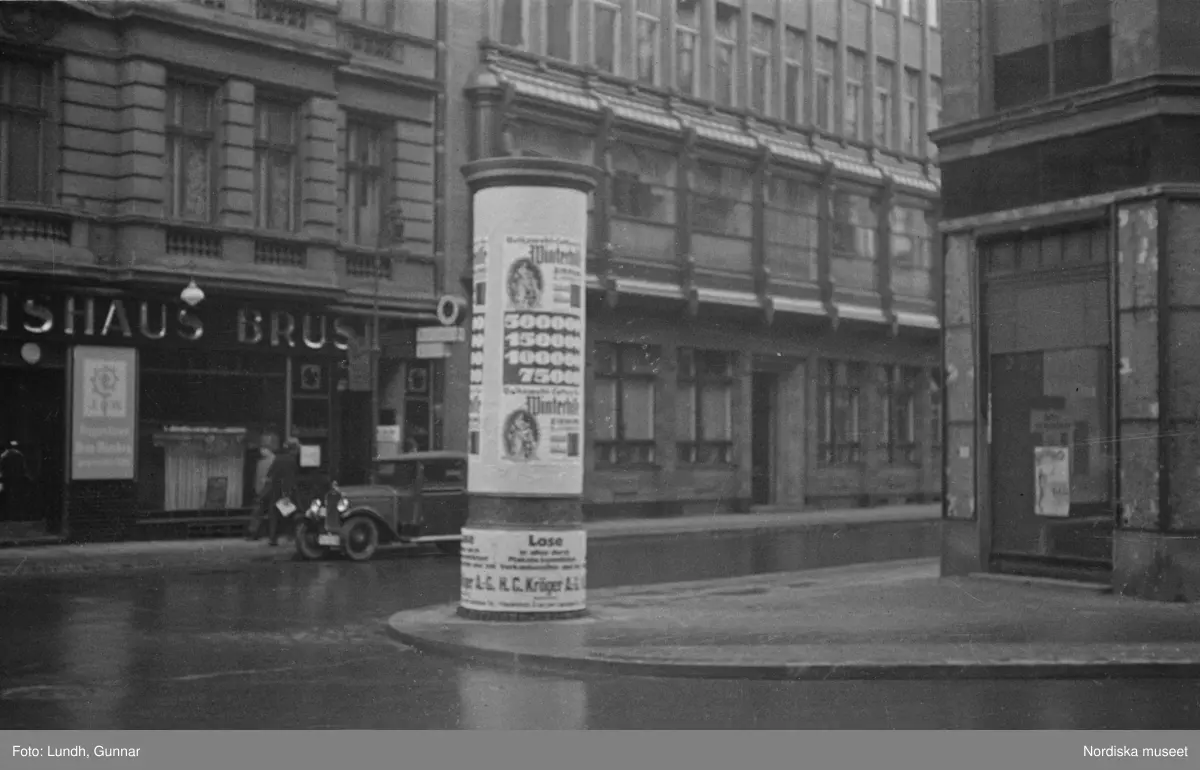 Motiv: Tyskland, Berlin bl. a. Friedrichstrasse;
Detalj av fasad med skylt "Zu vermieten ...", skylt "Warum kommen Sie nicht zu uns? ....", en man säljer tidningar.

Motiv: Tyskland, Vorwärts, Reinickendorf;
Gatuvy med människor vid en spårvagn, gatuvy med fotgängare - bilar och en hästdragen vagn, porträtt av en man "Apolant m fru", gatuvy med fotgängare.