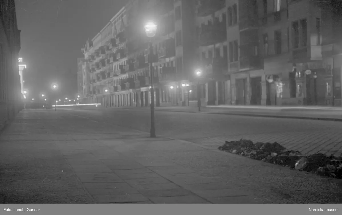 Motiv: Tyskland, Vorwärts, Reinickendorf;
Skylt "Grenzallee (Neukölln) Nach Tempelhof ....", två män står vid ett upplyst skyltfönster.

Motiv: Tyskland, Kurfurstendamm;
Exteriör av en kyrka, detalj av en fasad.