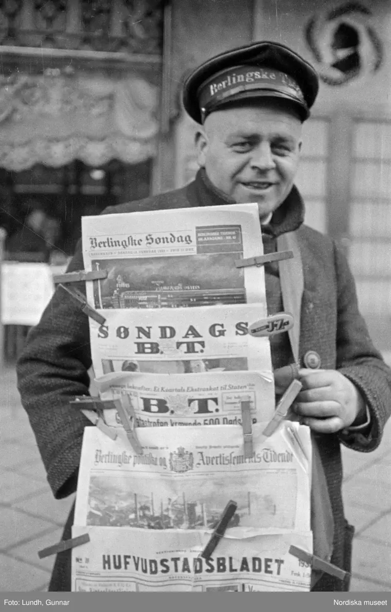 Motiv: Tyskland, Berlin bl. a. Friedrichstrasse;
Detalj av fasad med skylt "Zu vermieten ...", skylt "Warum kommen Sie nicht zu uns? ....", en man säljer tidningar.

Motiv: Tyskland, Vorwärts, Reinickendorf;
Gatuvy med människor vid en spårvagn, gatuvy med fotgängare - bilar och en hästdragen vagn, porträtt av en man "Apolant m fru", gatuvy med fotgängare.