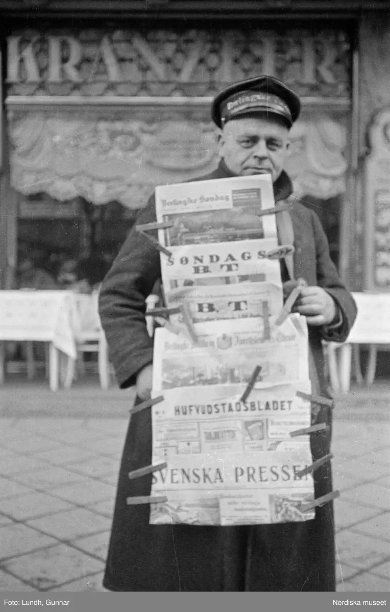 Motiv: Tyskland, Berlin bl. a. Friedrichstrasse;
Detalj av fasad med skylt "Zu vermieten ...", skylt "Warum kommen Sie nicht zu uns? ....", en man säljer tidningar.

Motiv: Tyskland, Vorwärts, Reinickendorf;
Gatuvy med människor vid en spårvagn, gatuvy med fotgängare - bilar och en hästdragen vagn, porträtt av en man "Apolant m fru", gatuvy med fotgängare.