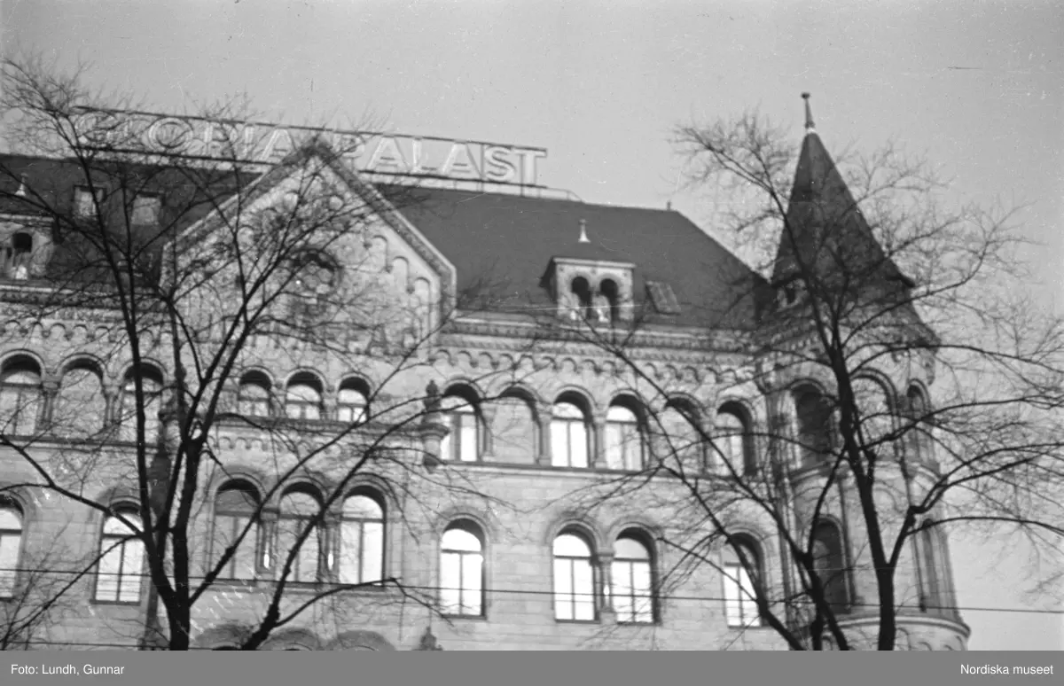 Motiv: Tyskland, Vorwärts, Reinickendorf;
Skylt "Grenzallee (Neukölln) Nach Tempelhof ....", två män står vid ett upplyst skyltfönster.

Motiv: Tyskland, Kurfurstendamm;
Exteriör av en kyrka, detalj av en fasad.