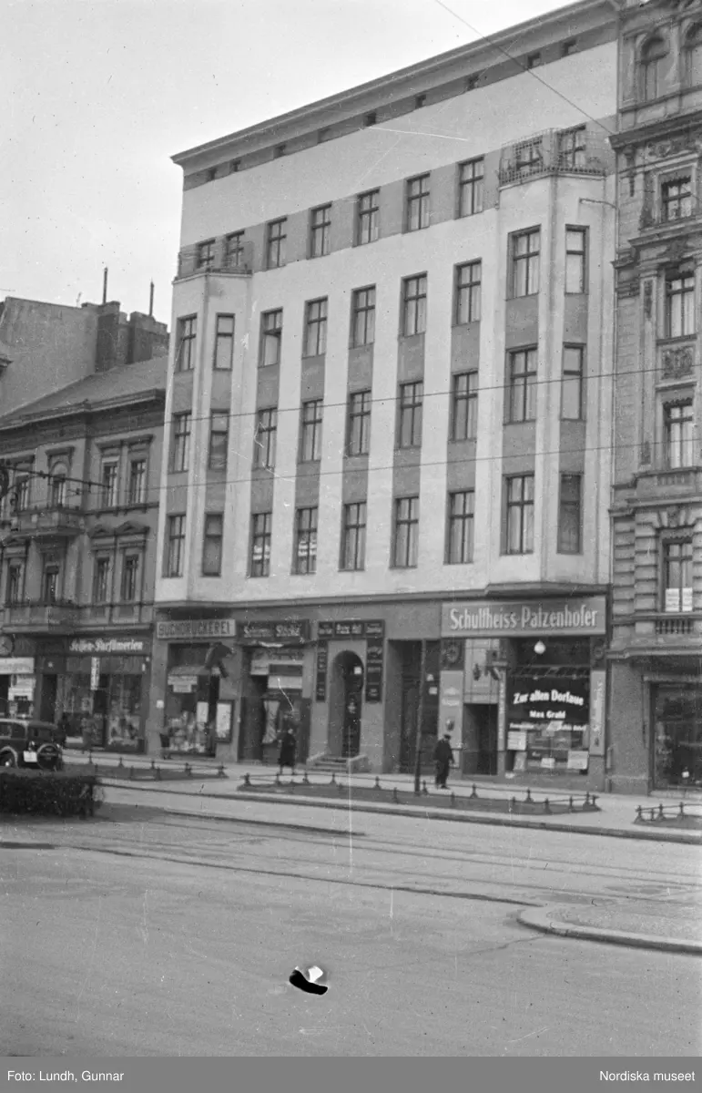 Motiv: Tyskland, Berlin bl. a. Friedrichstrasse;
Detalj av fasad med skylt "Zu vermieten ...", skylt "Warum kommen Sie nicht zu uns? ....", en man säljer tidningar.

Motiv: Tyskland, Vorwärts, Reinickendorf;
Gatuvy med människor vid en spårvagn, gatuvy med fotgängare - bilar och en hästdragen vagn, porträtt av en man "Apolant m fru", gatuvy med fotgängare.