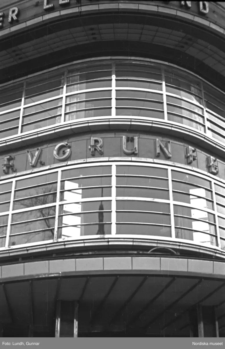 Motiv: Tyskland, Vorwärts, Reinickendorf;
Skylt "Grenzallee (Neukölln) Nach Tempelhof ....", två män står vid ett upplyst skyltfönster.

Motiv: Tyskland, Kurfurstendamm;
Exteriör av en kyrka, detalj av en fasad.