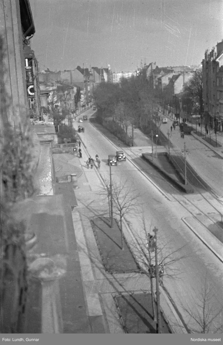 Motiv: Tyskland, Berlin bl. a. Friedrichstrasse;
Detalj av fasad med skylt "Zu vermieten ...", skylt "Warum kommen Sie nicht zu uns? ....", en man säljer tidningar.

Motiv: Tyskland, Vorwärts, Reinickendorf;
Gatuvy med människor vid en spårvagn, gatuvy med fotgängare - bilar och en hästdragen vagn, porträtt av en man "Apolant m fru", gatuvy med fotgängare.