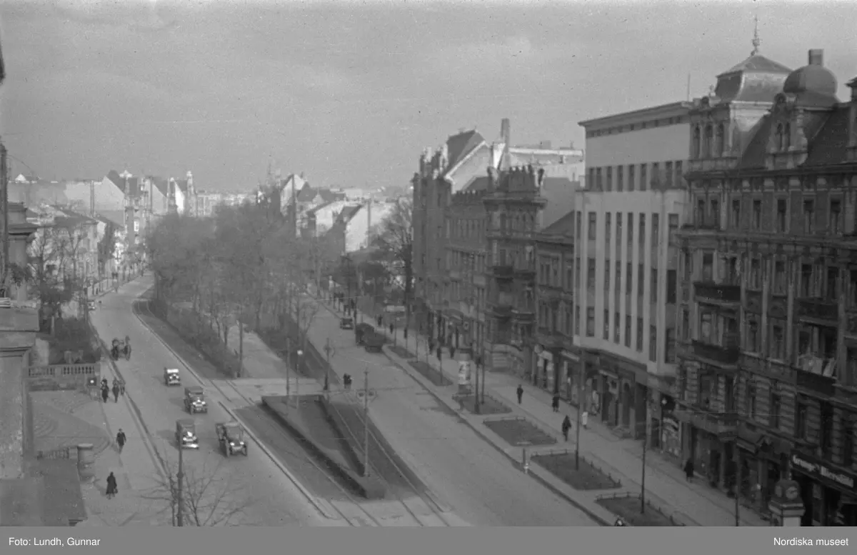 Motiv: Tyskland, Berlin bl. a. Friedrichstrasse;
Detalj av fasad med skylt "Zu vermieten ...", skylt "Warum kommen Sie nicht zu uns? ....", en man säljer tidningar.

Motiv: Tyskland, Vorwärts, Reinickendorf;
Gatuvy med människor vid en spårvagn, gatuvy med fotgängare - bilar och en hästdragen vagn, porträtt av en man "Apolant m fru", gatuvy med fotgängare.