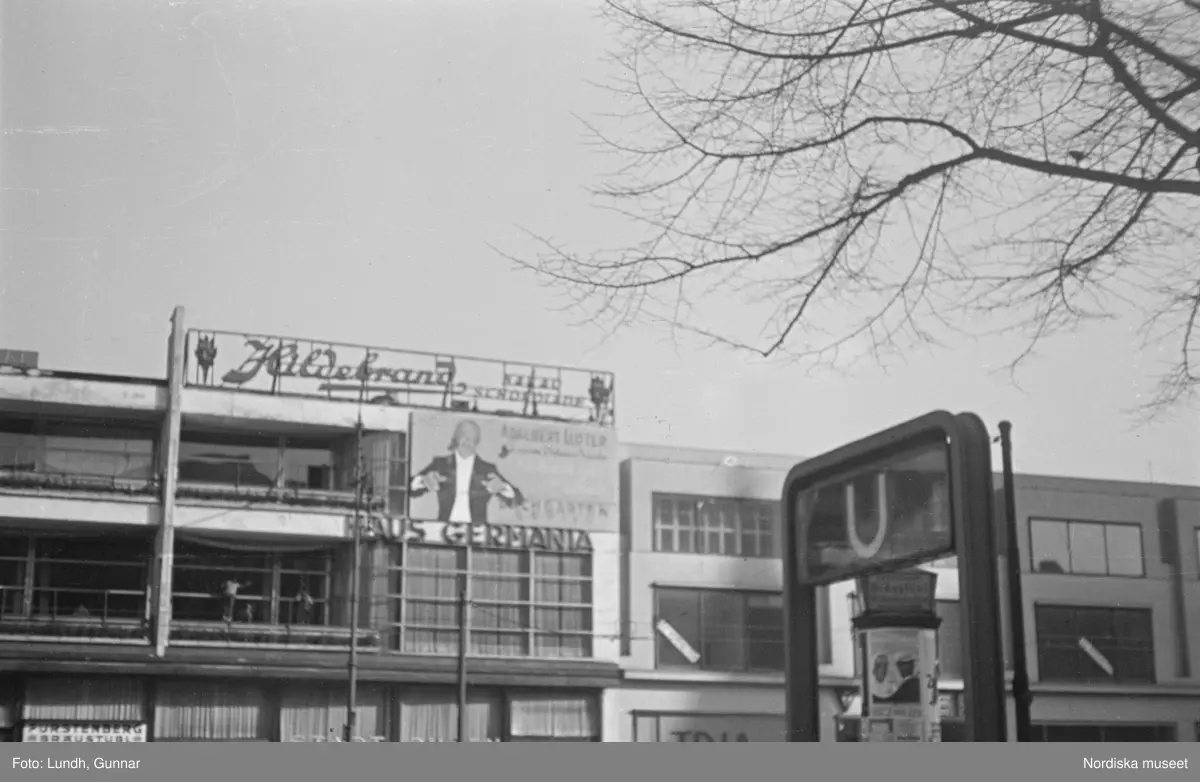 Motiv: Tyskland, Vorwärts, Reinickendorf;
Skylt "Grenzallee (Neukölln) Nach Tempelhof ....", två män står vid ett upplyst skyltfönster.

Motiv: Tyskland, Kurfurstendamm;
Exteriör av en kyrka, detalj av en fasad.