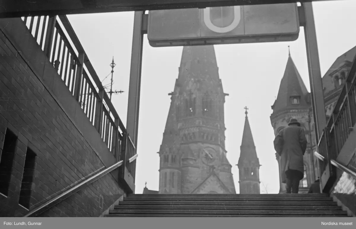 Motiv: Tyskland, Vorwärts, Reinickendorf;
Skylt "Grenzallee (Neukölln) Nach Tempelhof ....", två män står vid ett upplyst skyltfönster.

Motiv: Tyskland, Kurfurstendamm;
Exteriör av en kyrka, detalj av en fasad.